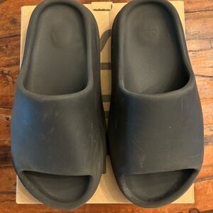Adidas Yeezy Slides Size 6 in Onyx - Used with Box